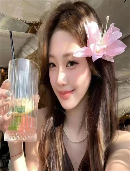 《鲜肉老师》剪辑手法分析：节奏把控与转场技巧探讨